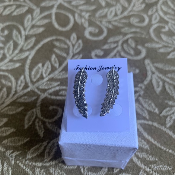 SILVER TONE Feather Ear Climber - Picture 7 of 8